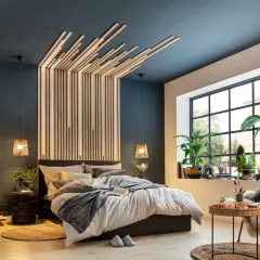 Moderne Ideen Wand hinterm Bett gestalten: Holzlamellen mit integrierter Beleuchtung schaffen ein warmes Ambiente.