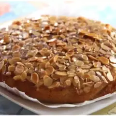 Un délicieux gâteau aux amandes, croustillant et doré, prêt à être dégusté.