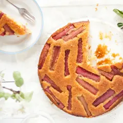 Wilgotne ciasto z rabarbarem, udekorowane świeżymi gałązkami kwitnącej jabłoni. Idealne na wiosenne popołudnie.