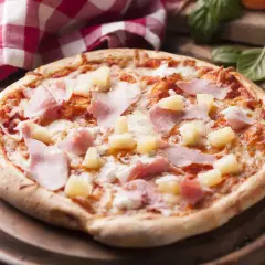 Skąd pochodzi pizza hawajska? Zaskakująca historia jej powstania
