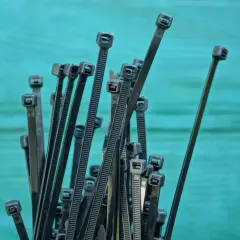 Pęk czarnych trytytek, które służą do spinania kabli. Co to jest trytytka? To właśnie te plastikowe opaski.