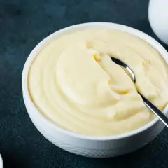 Crema soffice e vellutata in una ciotola, perfetta per capire quale ricotta per dolci usare.