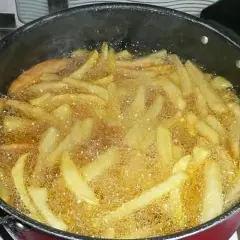 Ile smażyć frytki na głębokim oleju, aby były idealnie chrupkie?