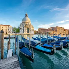 Gondeln am Kai vor der Basilica di Santa Maria della Salute. Entdecken Sie Venedig Geheimtipps abseits der Touristenpfade.