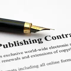 Plume sur un contrat de publication. Un éditeur de livre s'apprête à signer un accord important.
