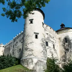 Zamek Czorsztyn, z jego potężnymi murami i wieżami, zaprasza do zwiedzania. Sprawdź zamek Czorsztyn cennik i odkryj jego historię.