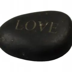 Czarny, gładki kamień z wygrawerowanym napisem "LOVE". Dałem ci kamień z wielkim love tekst, jako symbol naszej więzi.