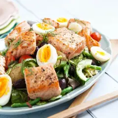En härlig sallad nicoise med lax, ägg, gröna bönor och oliver. Perfekt för en lätt lunch.