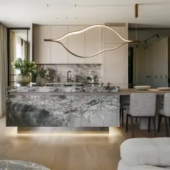 Nowoczesna kuchnia z wyspą z marmuru i designerską lampą, która daje najwięcej światła.