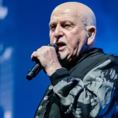 Peter Gabriel śpiewa, przypominając niezapomniane **peter gabriel utwory**.