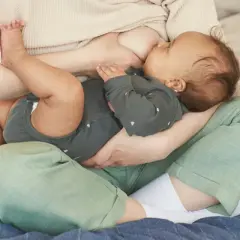 Une mère allaite son bébé. Le traitement de la mastite peut être nécessaire pour le confort de la mère.