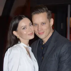 Michał Mikołajczak z żoną, uśmiechnięci, blisko siebie.