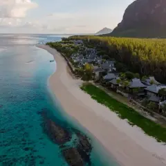 Rajska plaża z turkusową wodą i luksusowymi willami. Zastanawiasz się, ile się leci na Mauritius, by tu dotrzeć?