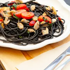 Czarne spaghetti: tajemnice, przepisy i smakowite połączenia z owocami morza