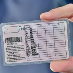 Main tenue d'un permis de conduire polonais. La question "combien de temps pour refaire un permis de conduire" est une préoccupation courante.
