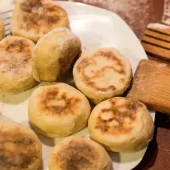 Świeżo upieczone proziaki na talerzu, gotowe do podania. Idealne na śniadanie, zgodnie z tradycyjnym proziak przepis.