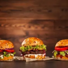 Ile kalorii ma burger wołowy? Zaskakujące różnice w kaloryczności
