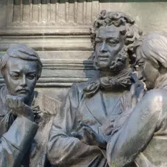 Brązowe rzeźby trzech mężczyzn, symbolizujące romantyzm. Najważniejsze informacje o epoce w sztuce i literaturze.