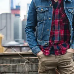 Styl country w modzie męskiej: Jak go nosić w mieście bez przesady?