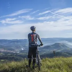 Co to enduro rower? Poznaj jego cechy i zalety w terenie