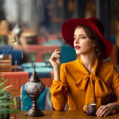 Jak wiązać bluzkę pod szyją, aby wyglądać stylowo i elegancko