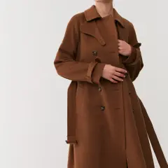 Jakie dodatki do brązowego płaszcza damskiego? 7 stylowych porad