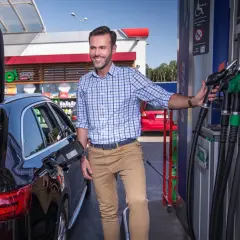 Jaki kolor ma benzyna? Odkryj zaskakujące różnice w barwach