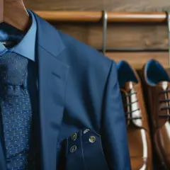 Garnitur męski w kolorze błękitnym -  elegancja dla każdego mężczyzny.