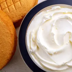 Puszysta bita śmietana z mascarpone czeka na biszkopty. Idealna do tortu!