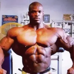 Ronnie Coleman, legenda kulturystyki, prezentuje swoją niesamowitą muskulaturę. Jego sylwetka to dowód na to, że Ronnie Coleman rekordy ustanawiał nie tylko na scenie.