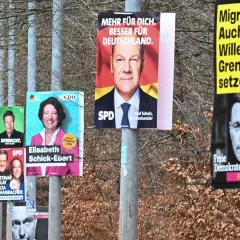 Wahlplakate mit Olaf Scholz, dem Bundeskanzler der Bundesrepublik Deutschland, und anderen Politikern.