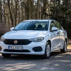 Biały Fiat Tipo na leśnej drodze. Wiele osób szuka pozytywnych fiat tipo opinie, a ten model wygląda na solidny wybór.