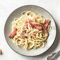 Ein Teller Spaghetti Carbonara mit Speck und Parmesan. Perfekt für die Frage: welcher Wein zu Carbonara.