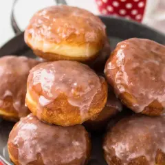 Stary przepis na pączki babci. Złociste, puszyste, oblane lukrem. Idealne na tłusty czwartek.