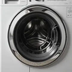 Nowa pralka Whirlpool z błędem F05. Nowoczesny design, chromowany detal drzwi.