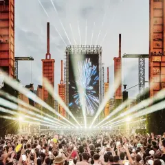Folla in delirio a Torino per Peggy Gou, tra luci stroboscopiche e imponenti strutture industriali.