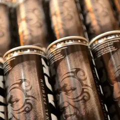 Puszki z napojem energetycznym Mike Tyson. Czy do kina można wnieść swoje picie? Te puszki z pewnością dodadzą energii.