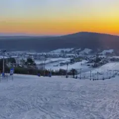 Śnieg w Górach Świętokrzyskich? Sprawdź, gdzie jeździć i co robić!