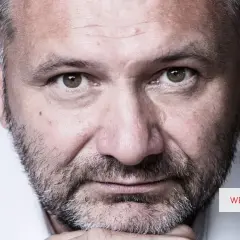 Zbliżenie na twarz Waldemara Żurka, z siwiejącą brodą i zmarszczkami. Może opowiadać o swoich doświadczeniach swojej żonie.