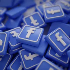 Stos ikon Facebooka. Zastanawiasz się, kiedy wrzucać posty na FB, by dotrzeć do jak największej liczby odbiorców?