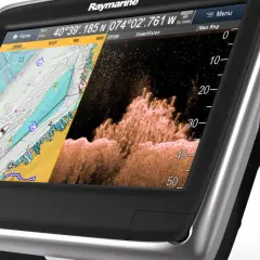 Schermo Raymarine che mostra una mappa nautica e un'immagine sonar, illustrando come funziona un ecoscandaglio per esplorare i fondali marini.