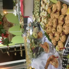 Elegancki catering świąteczny Piaseczno: tartinki z pastą, krewetki, sałatki i dekoracje z tulipanów.