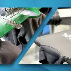 Machine à broder en action, créant un logo sur un tissu. Le résultat final montre le logo "MENUISOL" appliqué par sérigraphie ou flocage.