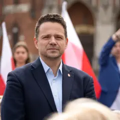 Rafał Trzaskowski na tle flag. Chcesz nawiązać kontakt e-mail?