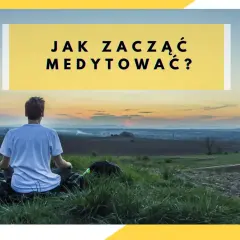 Młody mężczyzna siedzi na wzgórzu w pozycji medytacyjnej, patrząc na zachód słońca. Tekst na obrazie pyta: "Jak zacząć medytować?".