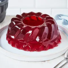 Ein glänzender, roter Wackelpudding in Gugelhupfform, bereit zum Genießen. Perfekt, um Wackelpudding selber machen zu lernen!