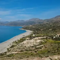 Traumhafte Küstenlandschaft mit blauem Meer, einsamem Strand und grünen Hügeln. Hier finden Sie die besten Kreta Geheimtipps für unvergessliche Urlaubstage.
