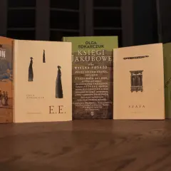 Książki Olgi Tokarczuk ułożone chronologicznie: "Empuzjon", "E.E.", "Księgi Jakubowe", "Szafa", "Gra na wielu bębenkach".