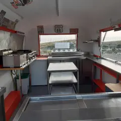 Interior de un food truck en Cabo de Gata, listo para servir deliciosas comidas.