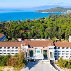 Maj w Kusadasi: hotel otoczony zielenią, z widokiem na błękitne morze. Idealna pogoda na wypoczynek.